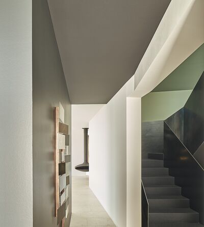 Flur mit Blick auf Treppe und Wohnzimmer