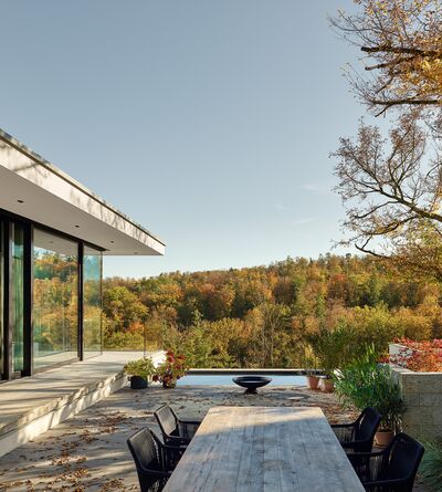 Terrasse mit Blick über den Gartentisch auf den Wald