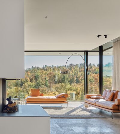 Wohnbereich mit  Sofas und Blick in die Natur