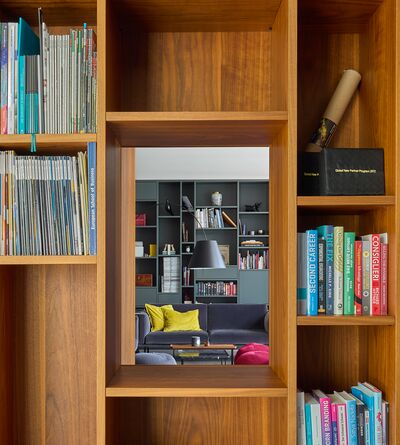 Bücherregal mit Zeitschriften und Büchern