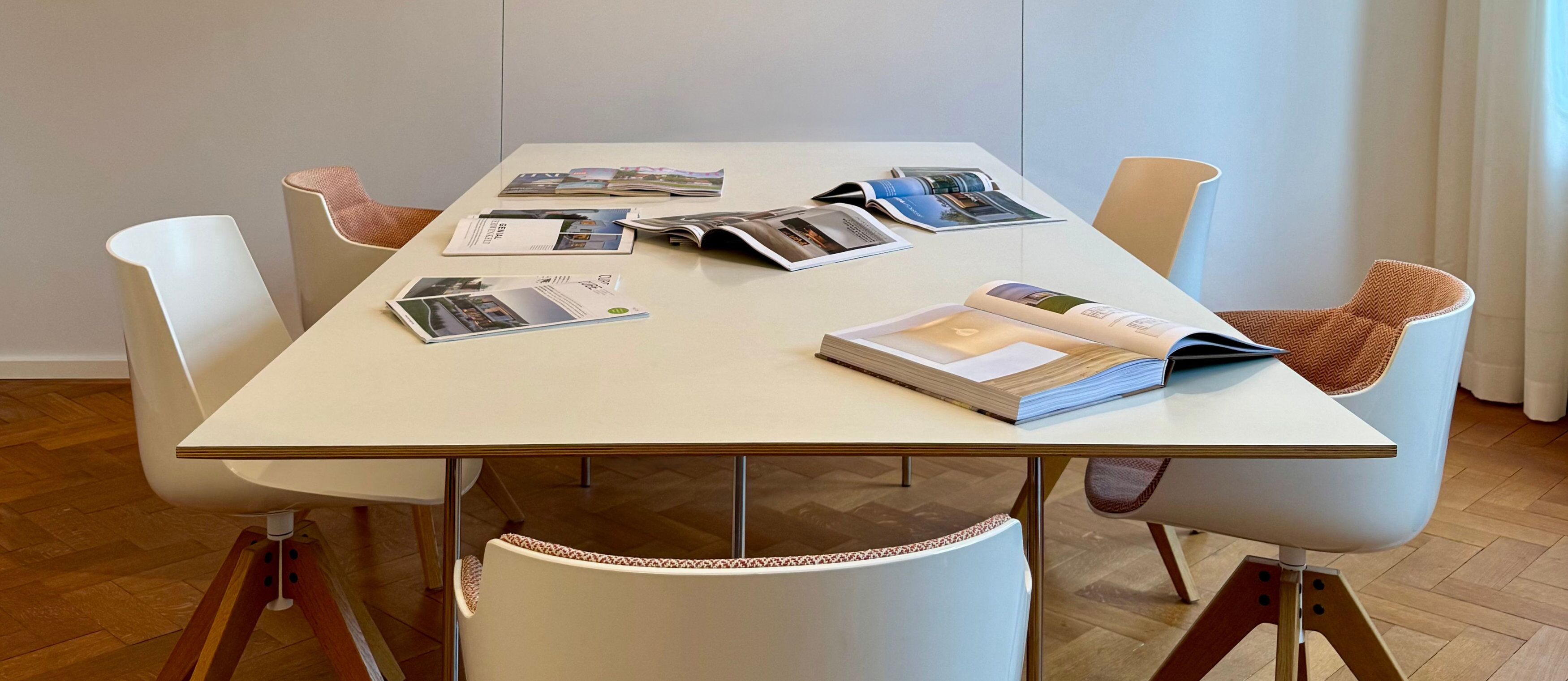 Besprechungstisch mit Magazinen und Büchern